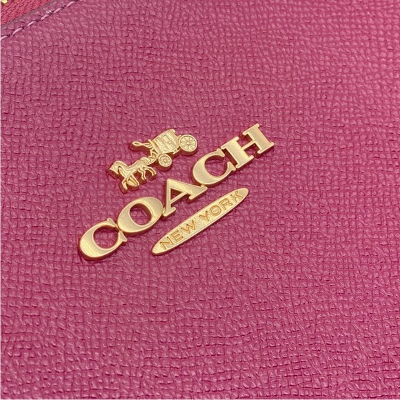 Coach Gallery Tote Bag
Shoulder Bag - Picture 16 of 16